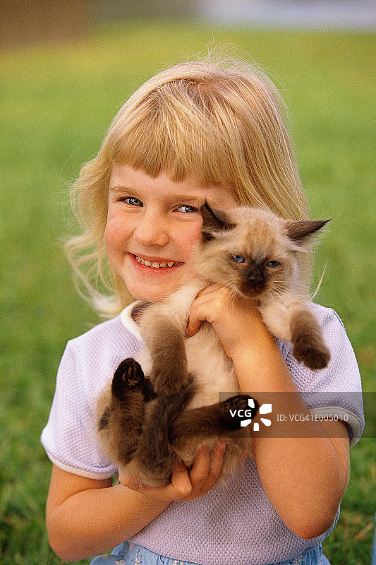 微笑的女孩抱着小猫图片素材