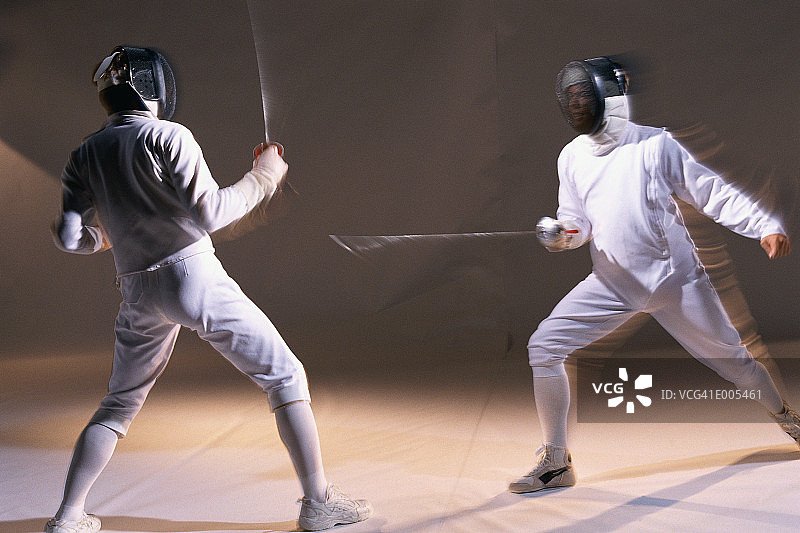 两名击剑运动员决斗，一人进攻图片素材