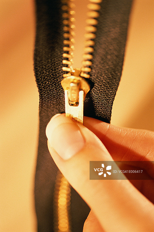 拉拉链的手指图片素材