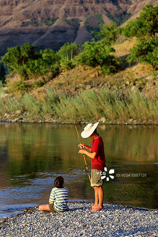 成人和儿童一起钓鱼图片素材