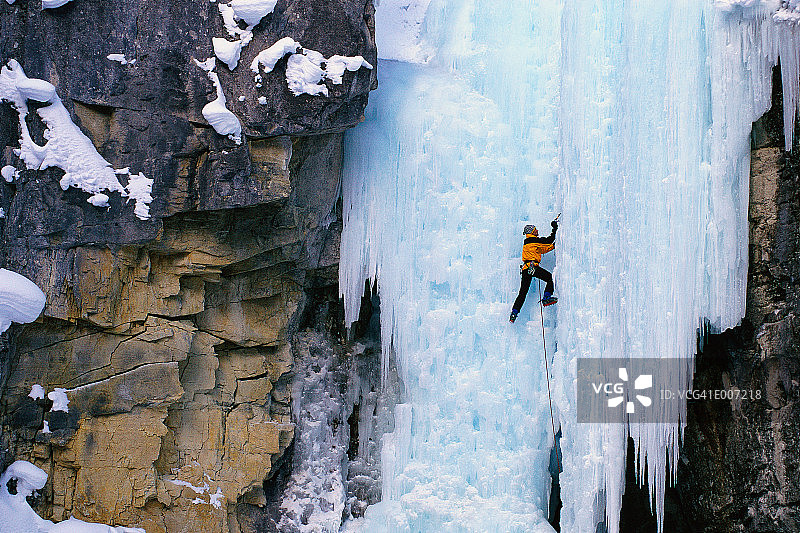 登山者攀冰图片素材