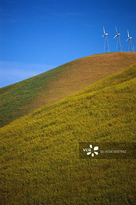 草山上的风力涡轮机图片素材