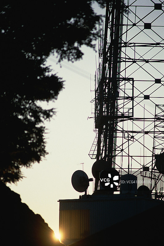 天线和中继碟的剪影图片素材