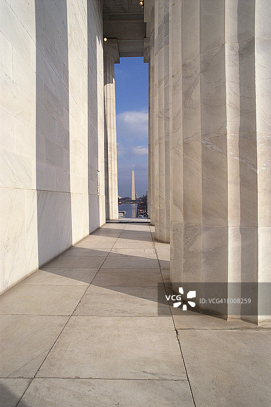 林肯纪念堂的柱子，远处是华盛顿纪念碑图片素材
