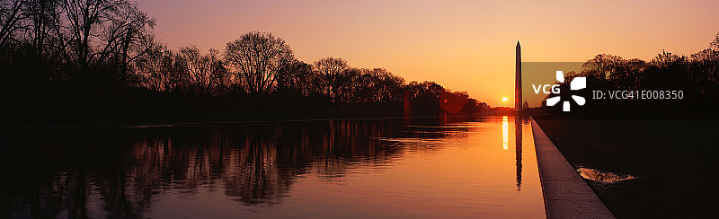 华盛顿纪念碑与倒影池的日落图片素材