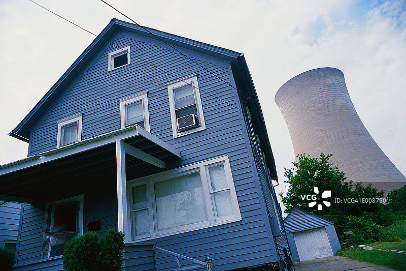 背景是有核冷却塔的房子图片素材