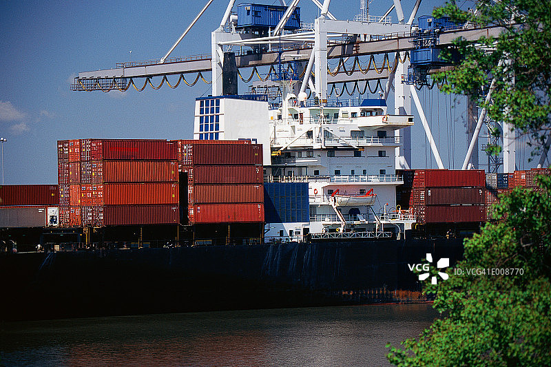 佐治亚州萨凡纳港的集装箱船图片素材