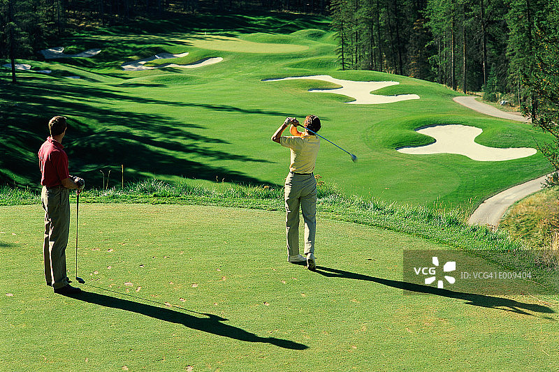 风景优美的高尔夫球场与高尔夫球手和沙坑图片素材
