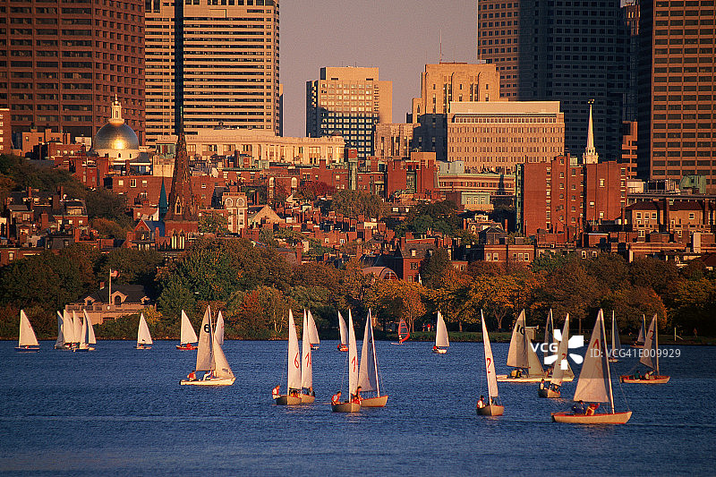 在波士顿查尔斯河上航行图片素材