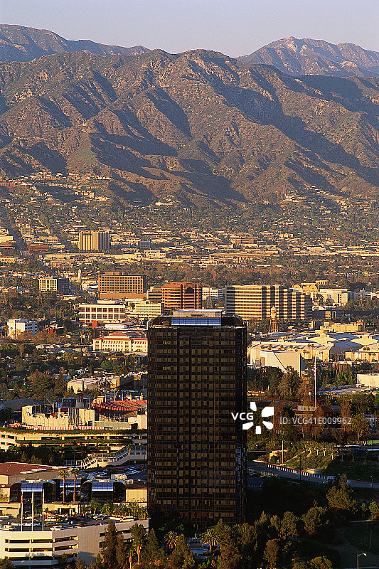 背景是山脉的圣费尔南多谷图片素材