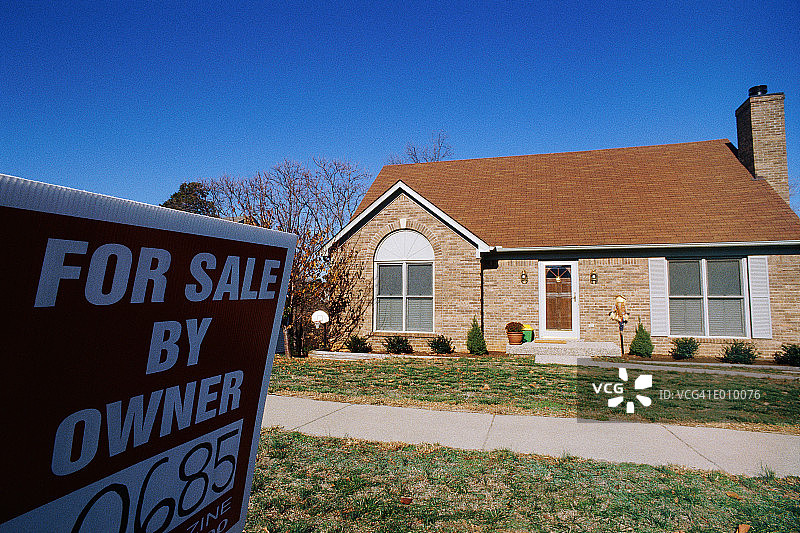 带有业主自售标志的郊区住宅图片素材