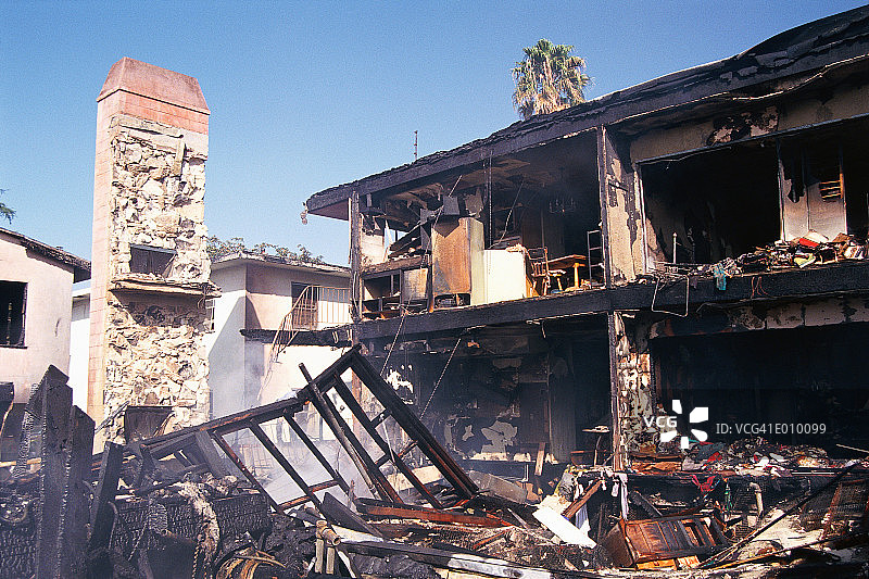 火灾导致的部分倒塌建筑物图片素材
