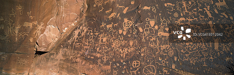 犹他州报纸岩石上的岩画图片素材