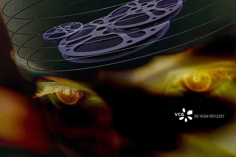 发光的眼睛与漂浮的电影胶片图片素材