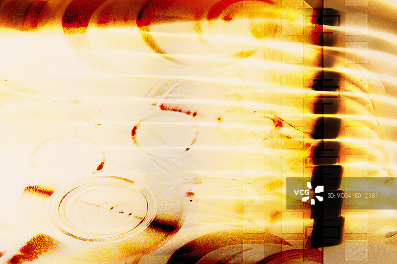 具有条纹叠加的暖色调光盘图像图片素材