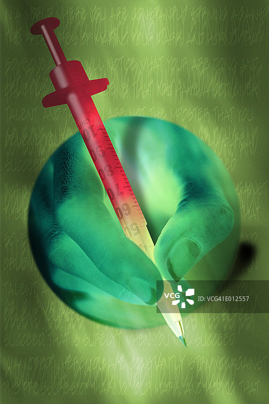 手持注射器当笔图片素材