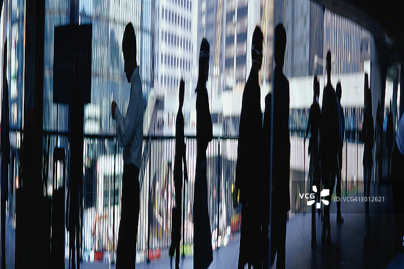 城市背景下的专业人士剪影图片素材