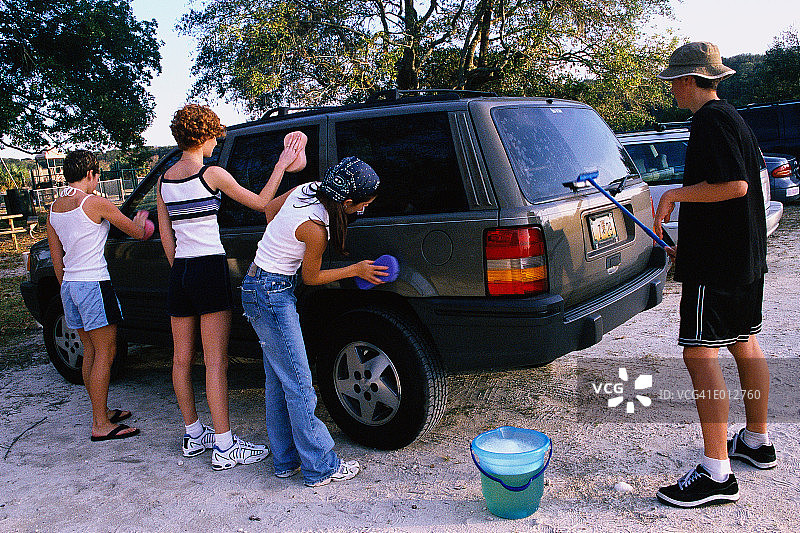 四个青少年在洗车图片素材