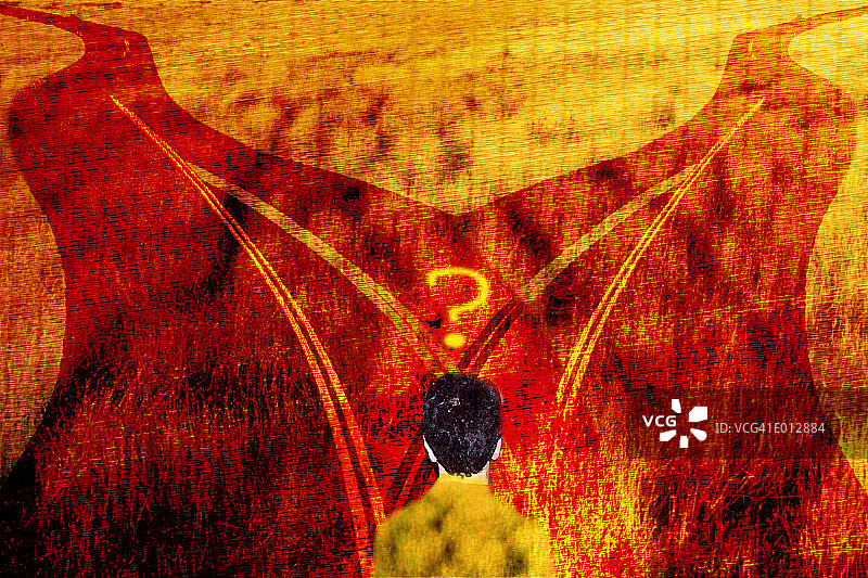 男人站在岔路口图片素材