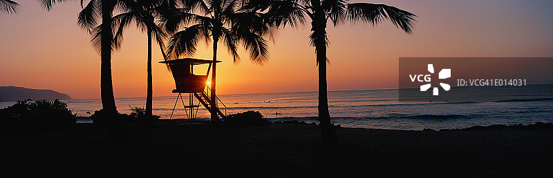 瓦胡岛海滩救生员小屋日落图片素材