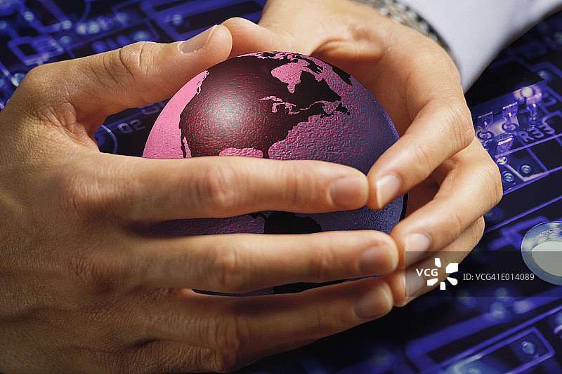 男人手中拿着地球仪图片素材