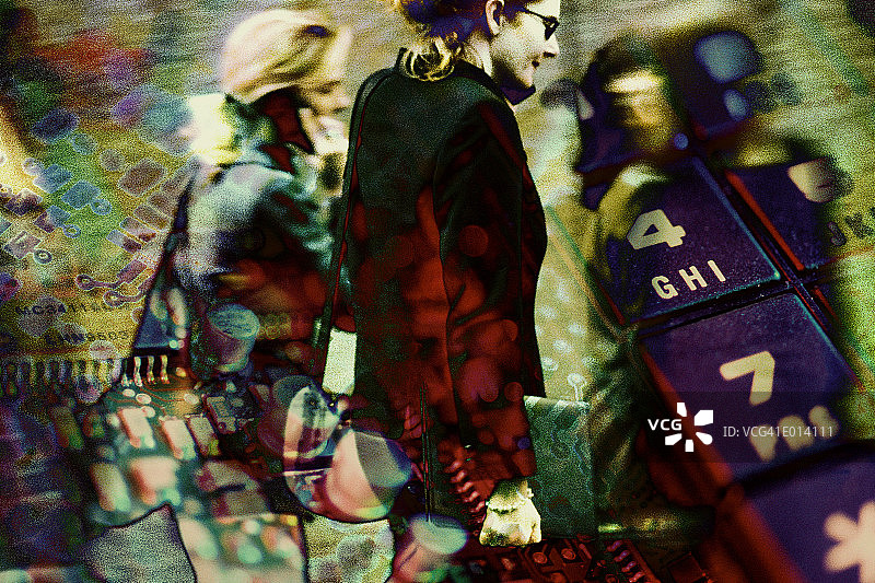 两位女士用手机交谈图片素材