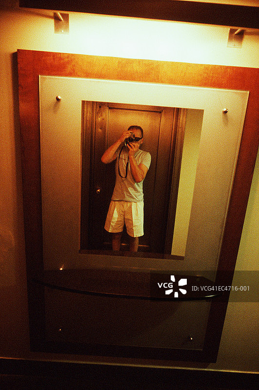 摄影师在镜子前自拍图片素材