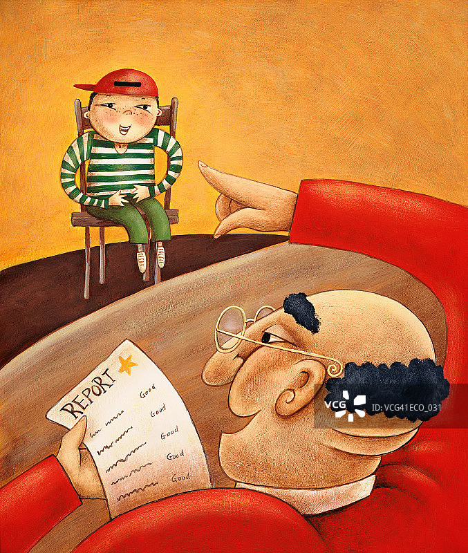 男子看成绩单，对坐在椅子上的男孩微笑图片素材