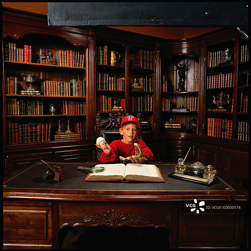 图书馆里的棒球服男孩图片素材