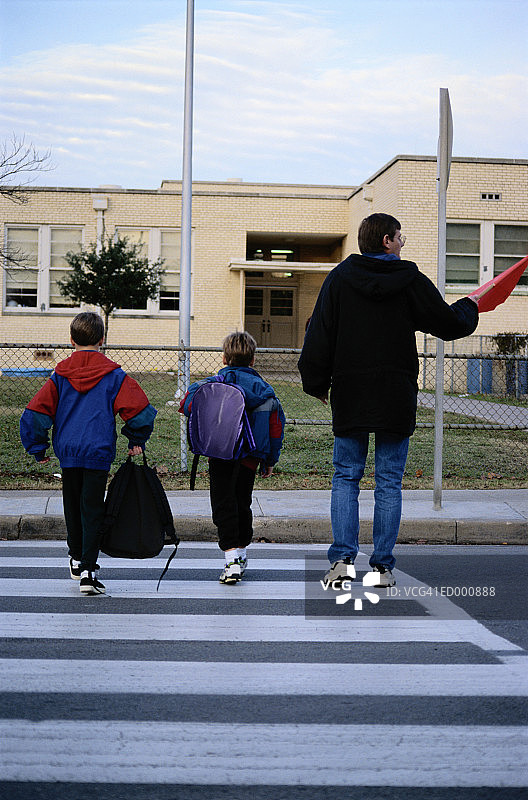 有交通协管员的十字路口图片素材