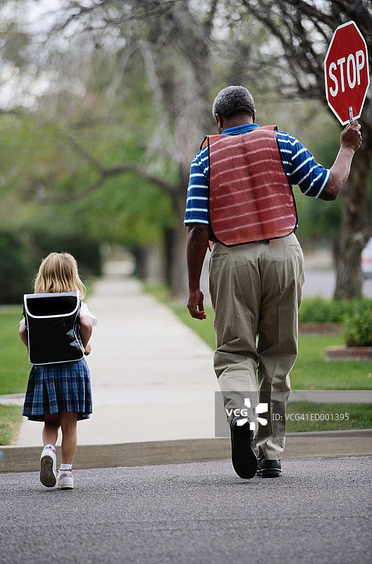 护送女孩过马路的警卫图片素材