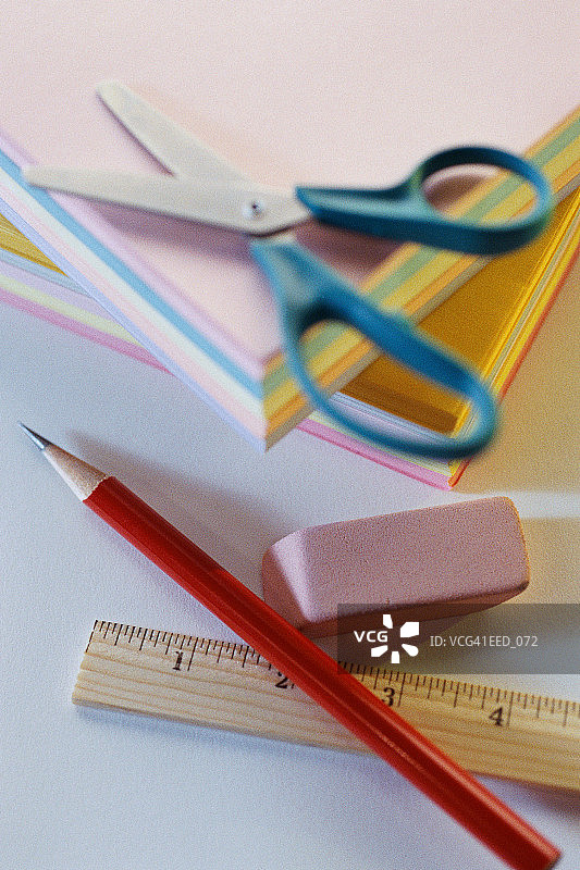 什锦学习用品：剪刀、橡皮、铅笔、尺子、纸图片素材