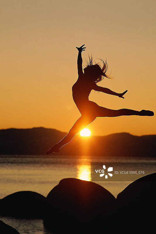 湖边的女人轮廓图片素材