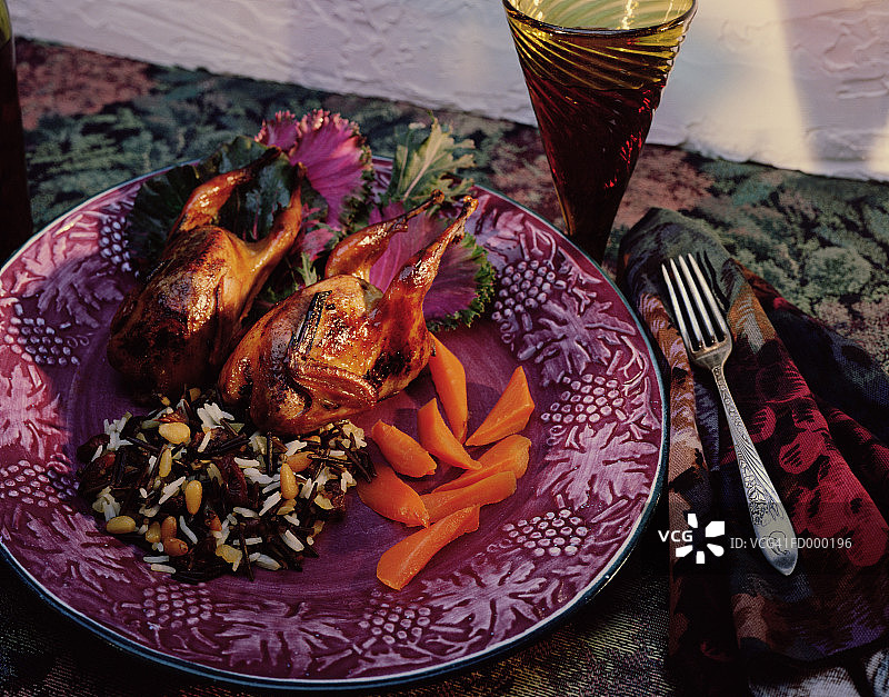 烤乳鸽晚餐图片素材