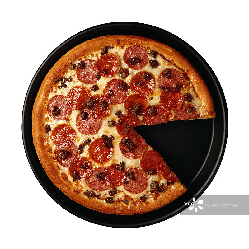 缺少一片的意大利辣香肠香肠披萨，俯视特写图片素材