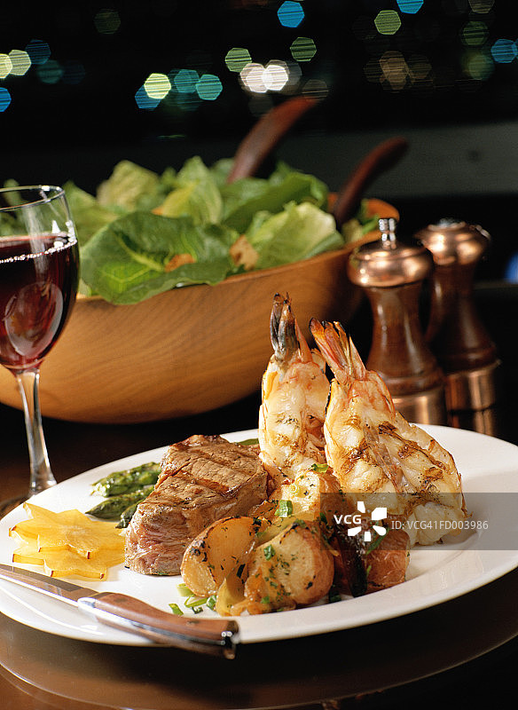 菲力牛排和大虾拼盘图片素材