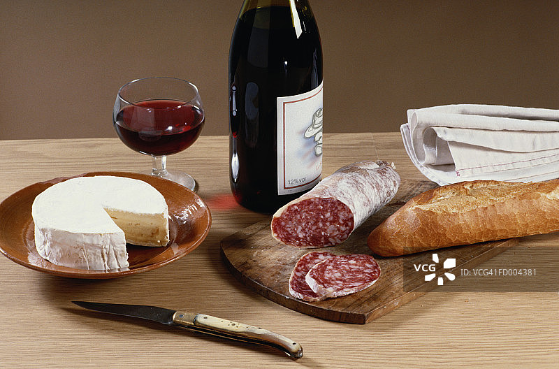 葡萄酒、奶酪、萨拉米香肠和面包图片素材