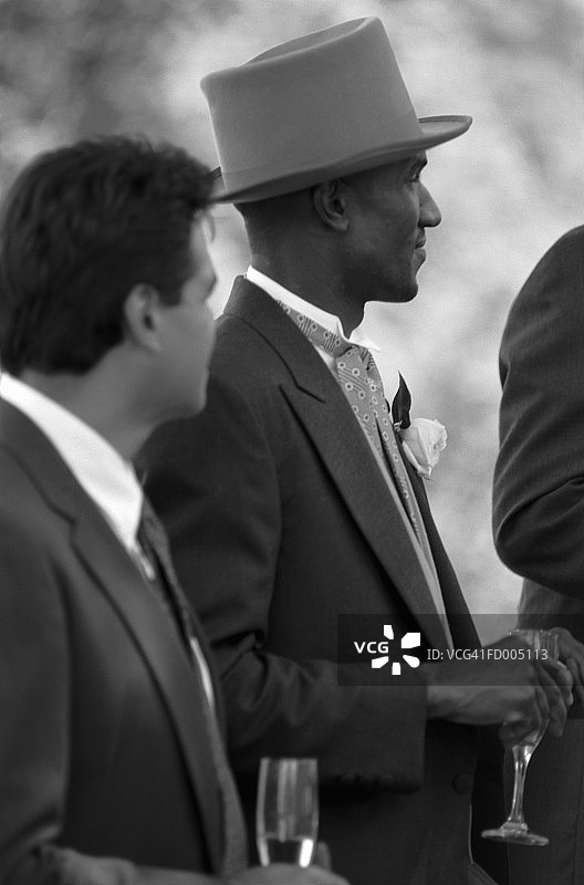 伴郎们在喝香槟图片素材