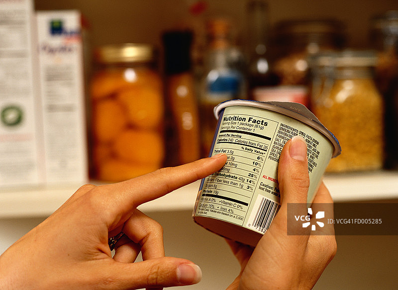 阅读包装食品营养标签的人图片素材
