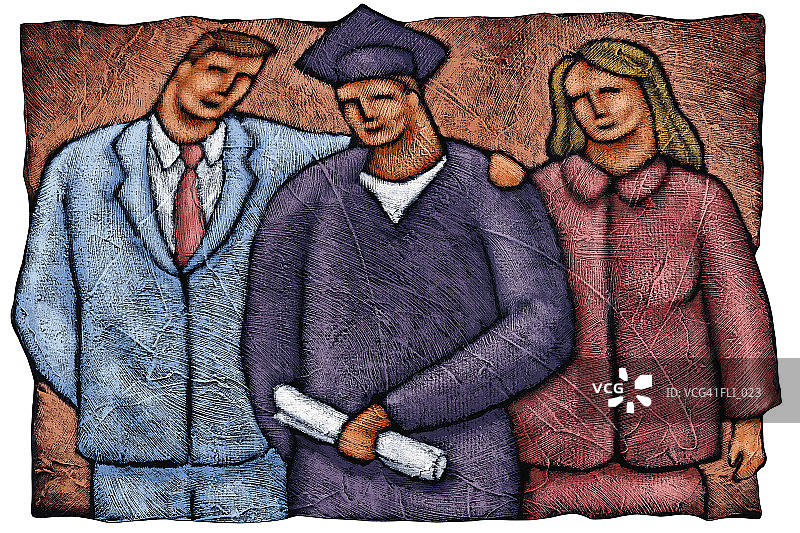 毕业生手持卷轴，身穿毕业袍与父母合影图片素材