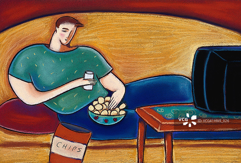 坐着看电视的男人图片素材