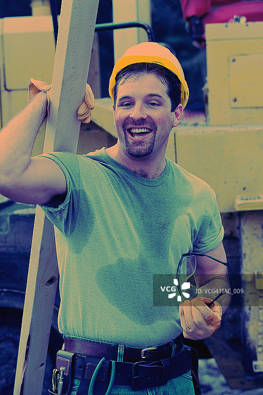 男人手持木材，微笑，出汗图片素材