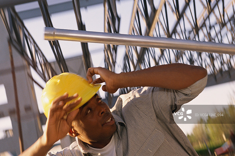 男子躲避钢管图片素材