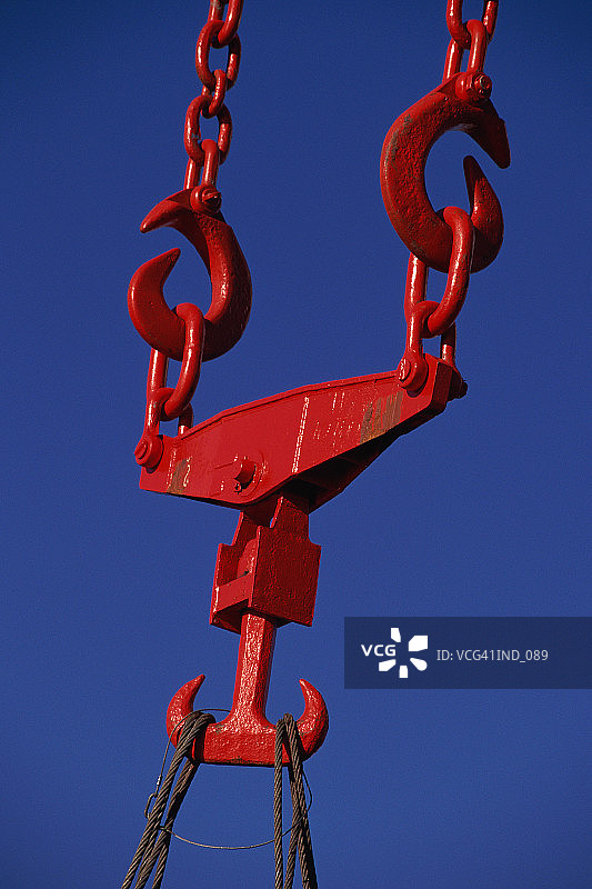 起重机吊钩和金属链条图片素材