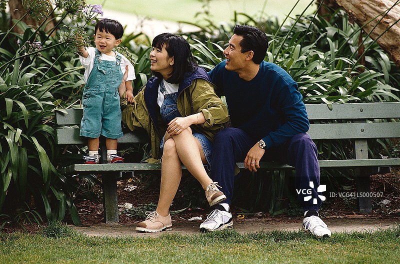 公园长椅上的家庭图片素材