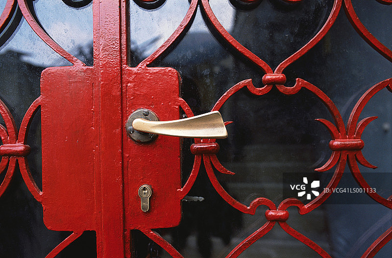 红色大门和金色把手图片素材