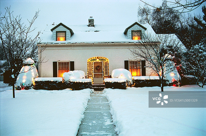 房屋外观带圣诞装饰图片素材