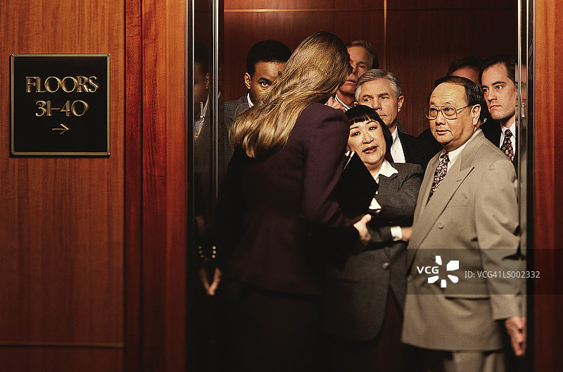 拥挤的电梯图片素材
