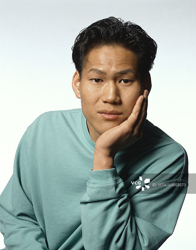 休息的男孩图片素材