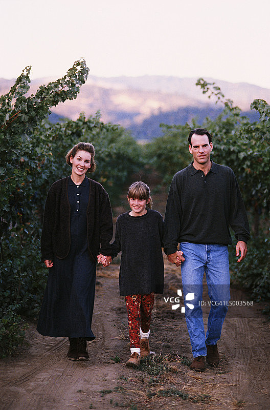 一家人在果园里散步图片素材